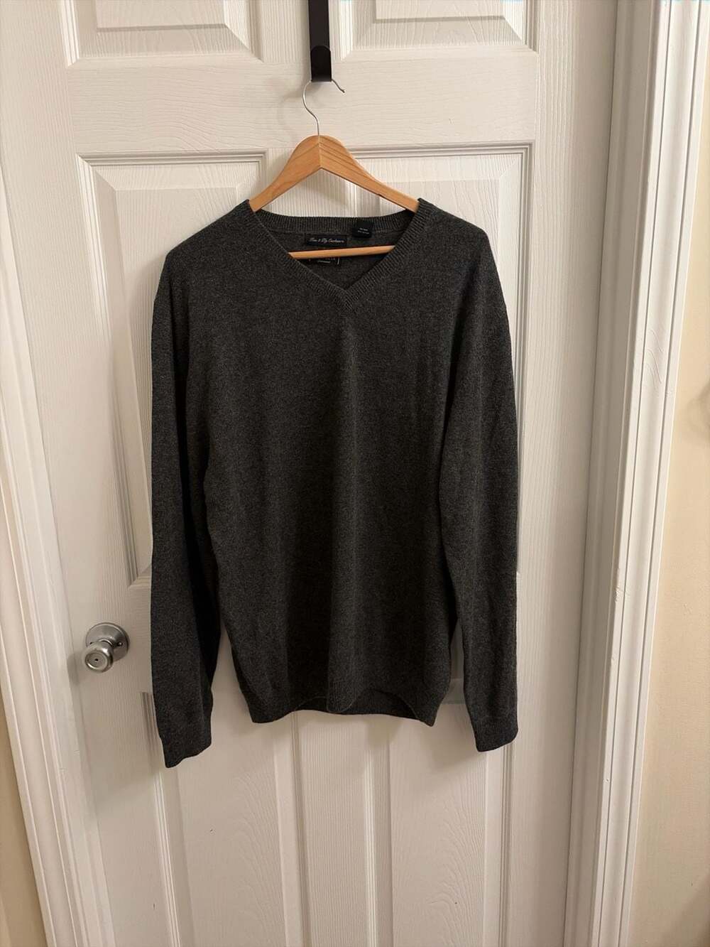 W.H. Belk 100% Cashmere V-Neck Sweater Charcoal Grey Size L